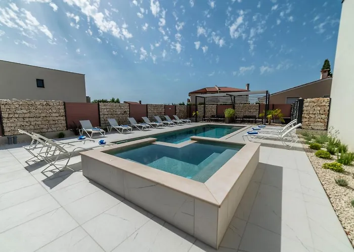 Pinna - Tonna 아파트 풀라